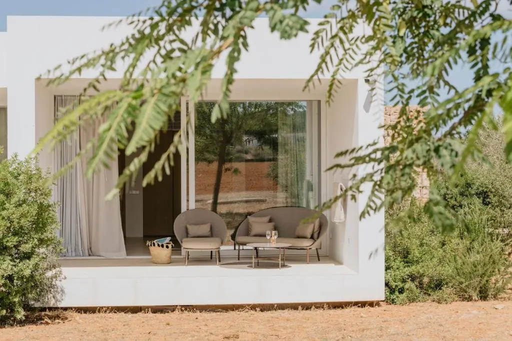 Ca Na Xica 6 Façade blanche et fauteuils de terrasse d'une suite de Ca Na Xica