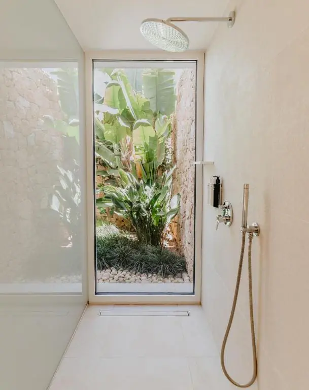 Ca Na Xica 7 Douche à l'italienne ouverte sur un patio végétal, Ca Na Xica