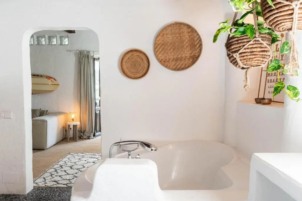 Can Sastre 3 Baignoire maçonnée et paniers tressés dans une suite de Can Sastre