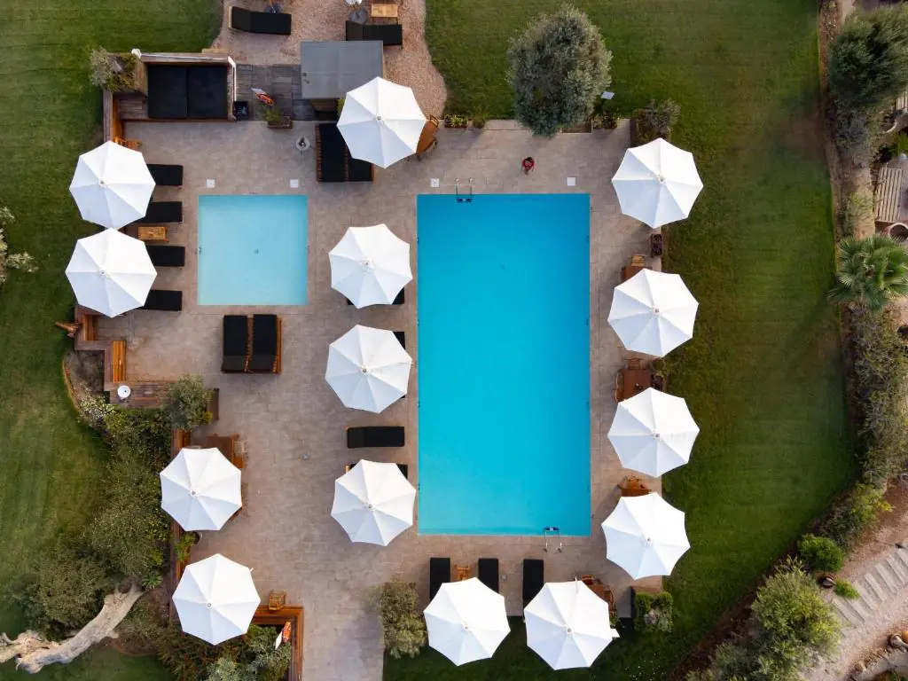 Casa Maca 4 Piscines et parasols blancs de Casa Maca vus du ciel