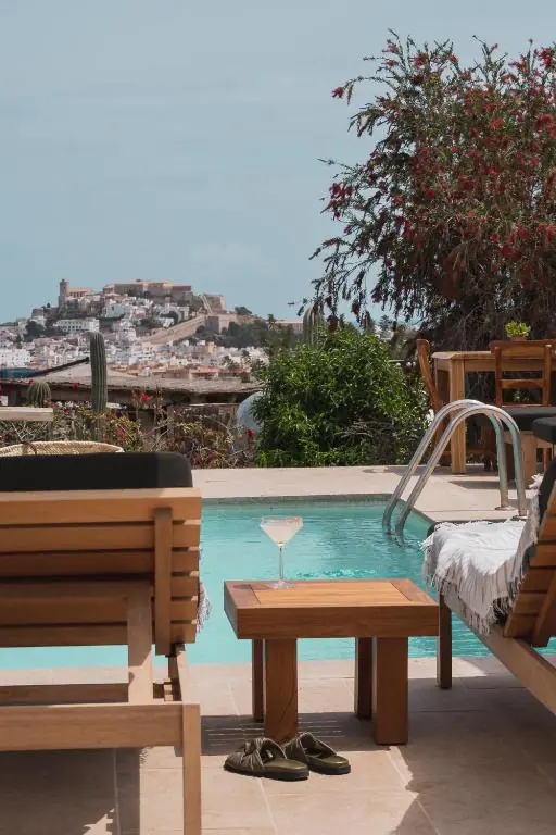 Casa Maca 5 Piscine de Casa Maca avec Dalt Vila en arrière-plan