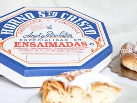Boîte traditionnelle d'ensaimadas et part d'ensaimada
