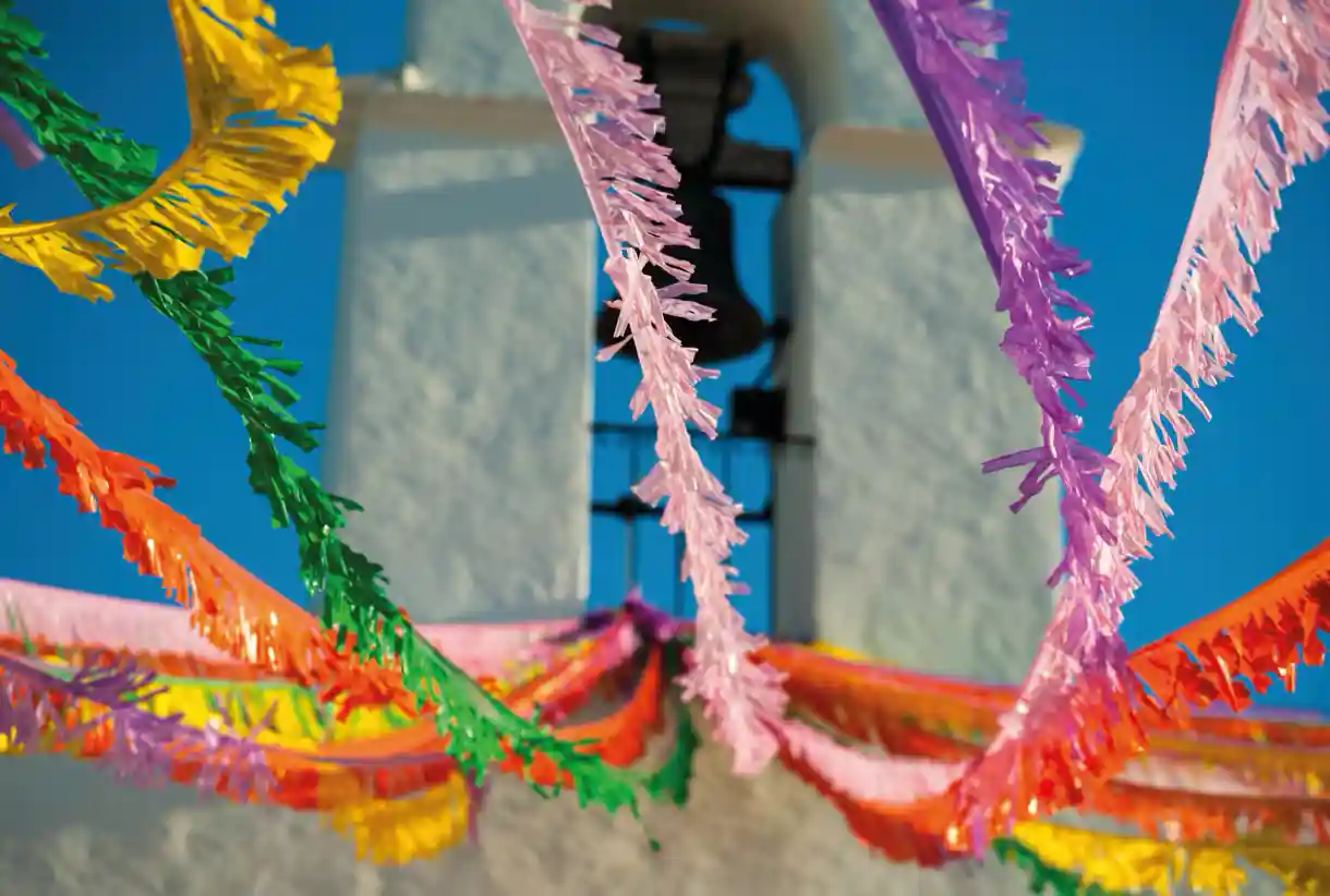 Guirlandes de papier coloré devant l'église de Jesús pendant la fête patronale