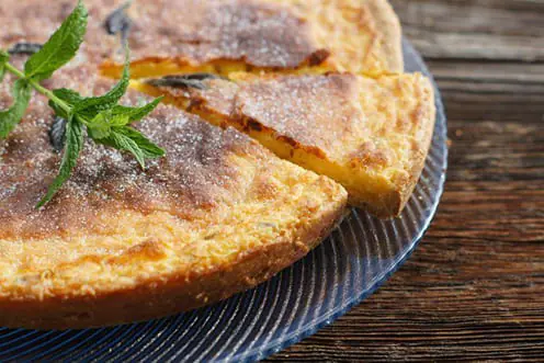 Flaó, gâteau au fromage frais et à la menthe, découpé en parts