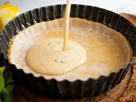 Appareil au fromage frais du flaó versé dans un moule à tarte