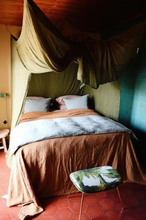 LOS ENAMORADOS IBIZA 1 Lit à baldaquin en tissu vert à l'hôtel Los Enamorados, Portinatx