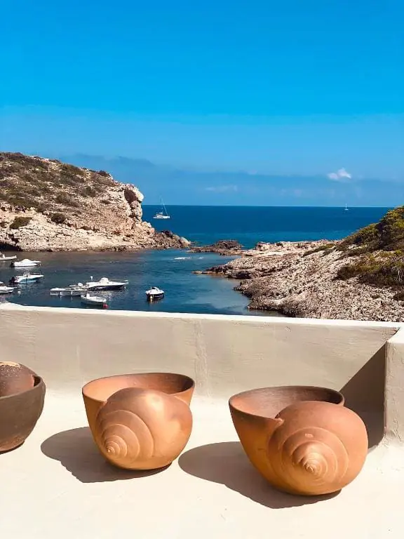 LOS ENAMORADOS IBIZA 4 Terrasse de Los Enamorados face aux bateaux de la baie de Portinatx