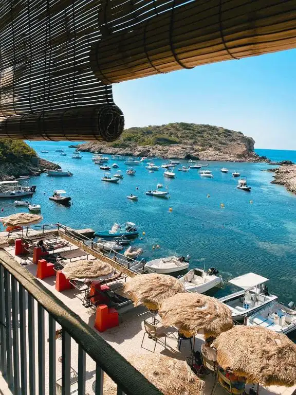 LOS ENAMORADOS IBIZA 5 Vue sur le port de Portinatx depuis la terrasse de Los Enamorados