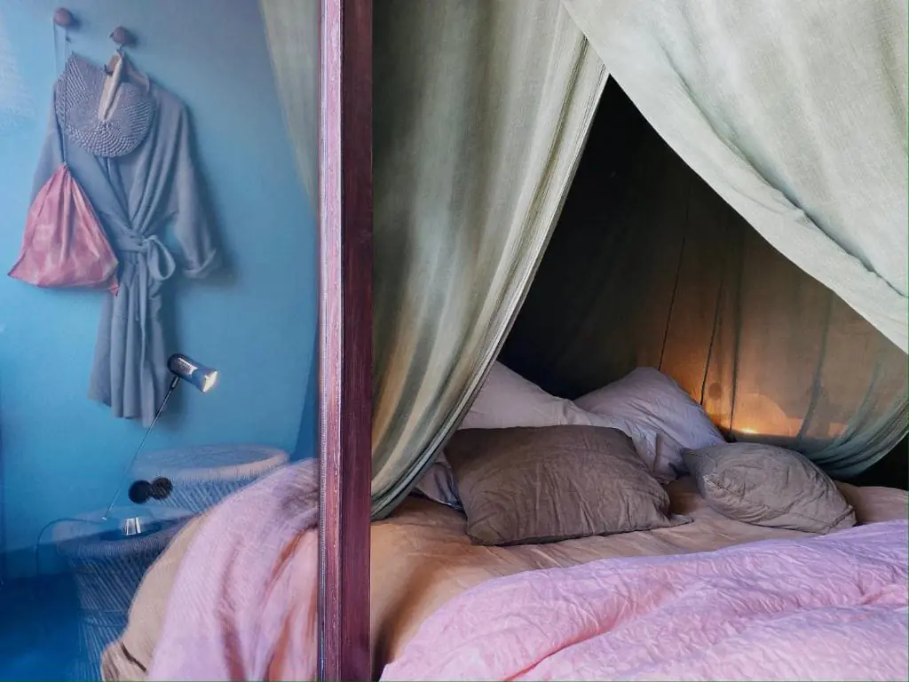 LOS ENAMORADOS IBIZA 6 Lit sous voilage et kimono suspendu à l'hôtel Los Enamorados