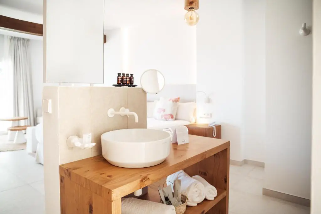 Las Mimosas 1 Salle de bain avec vasque en bois de l'hôtel Las Mimosas