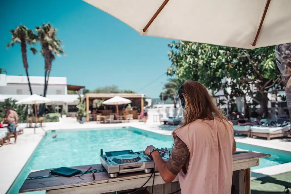 Las Mimosas 4 DJ mixant au bord de la piscine de Las Mimosas