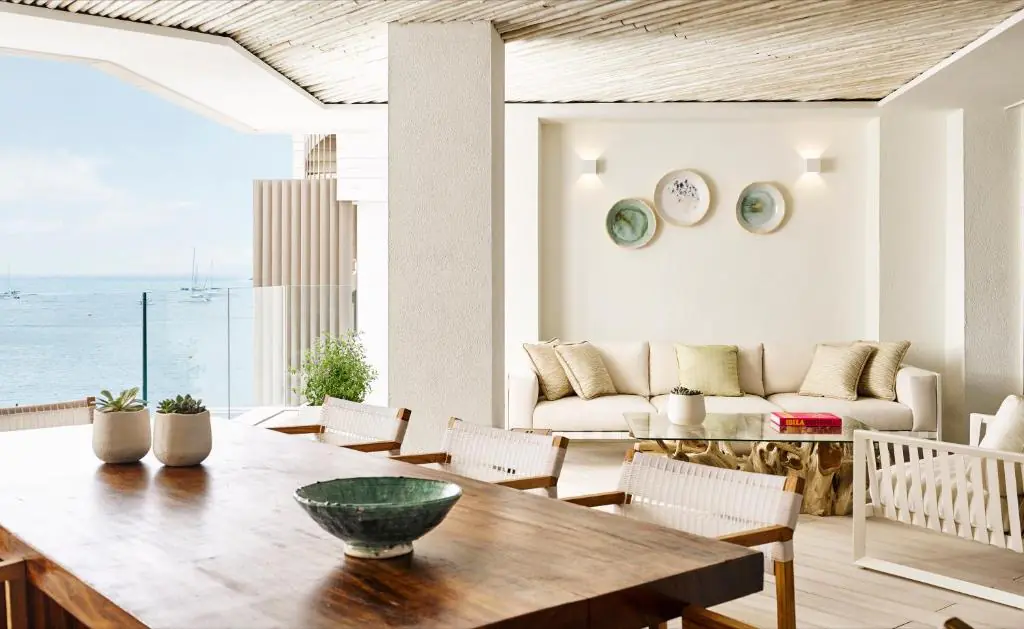 Nobu Hotel Ibiza Bay 3 Salon et terrasse vue mer d'une suite du Nobu Hotel Ibiza Bay