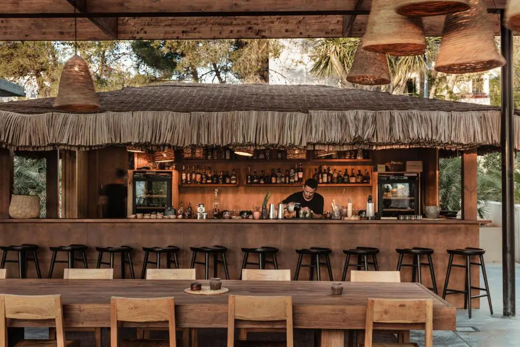 OKU Ibiza 1 Bar en bois sous toit de paille de l'OKU Ibiza