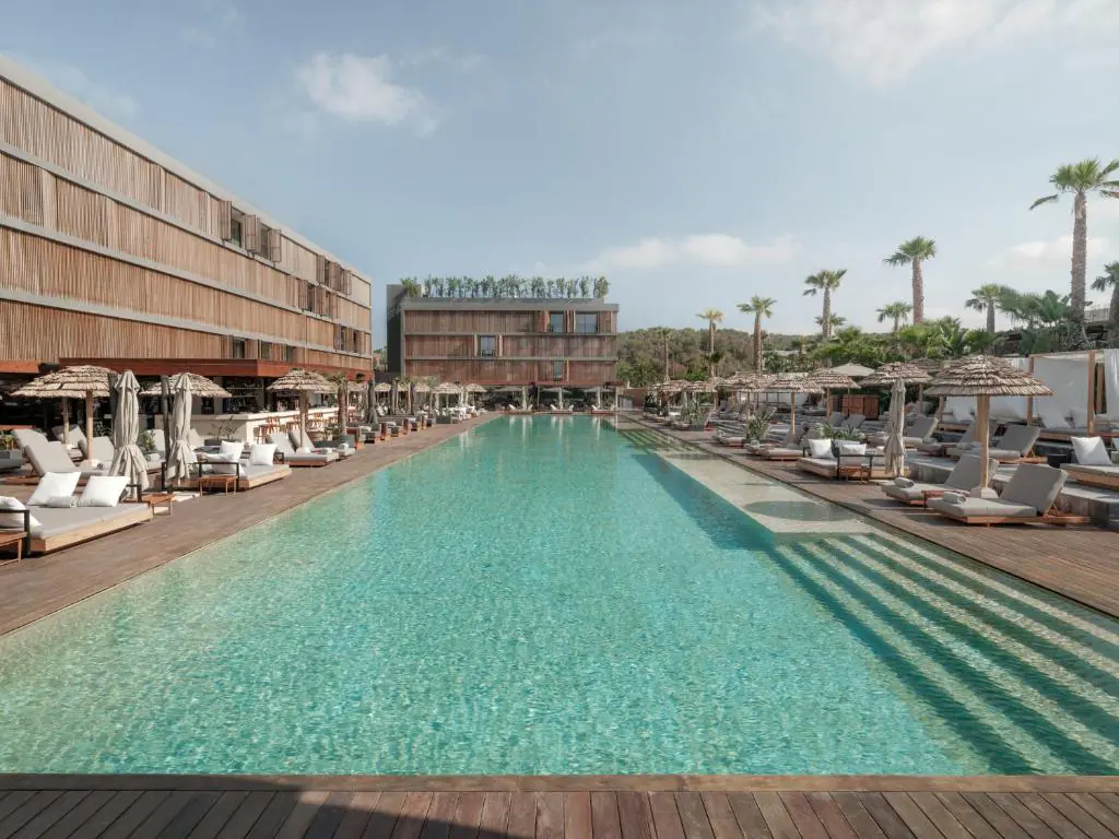 OKU Ibiza 4 Longue piscine de l'hôtel OKU Ibiza