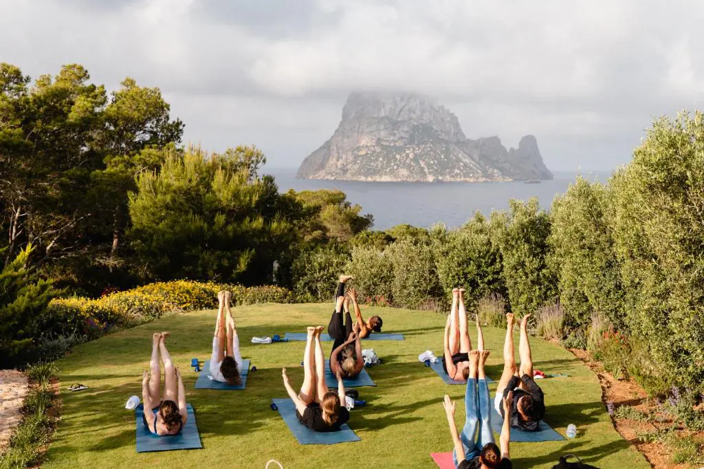 Petunia Ibiza 2 Cours de yoga sur la pelouse face à Es Vedrà, hôtel Petunia