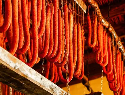 Sobrasadas suspendues au séchage