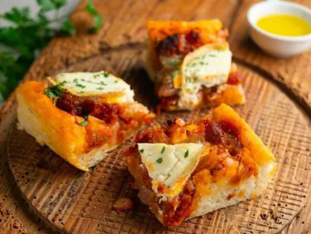 Parts de coca à la sobrasada et au fromage, spécialité des Baléares