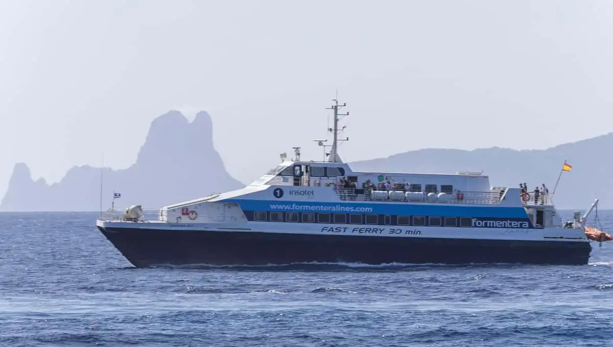 Ferry rapide Formentera Lines devant Es Vedrà