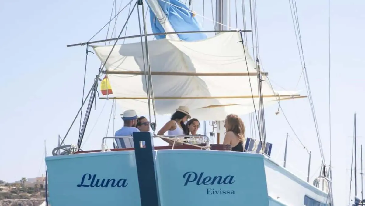activite ibiza voilier prive avec open bar haut de gamme repas et musique48 Passagers sur le pont du voilier Lluna Plena à Ibiza