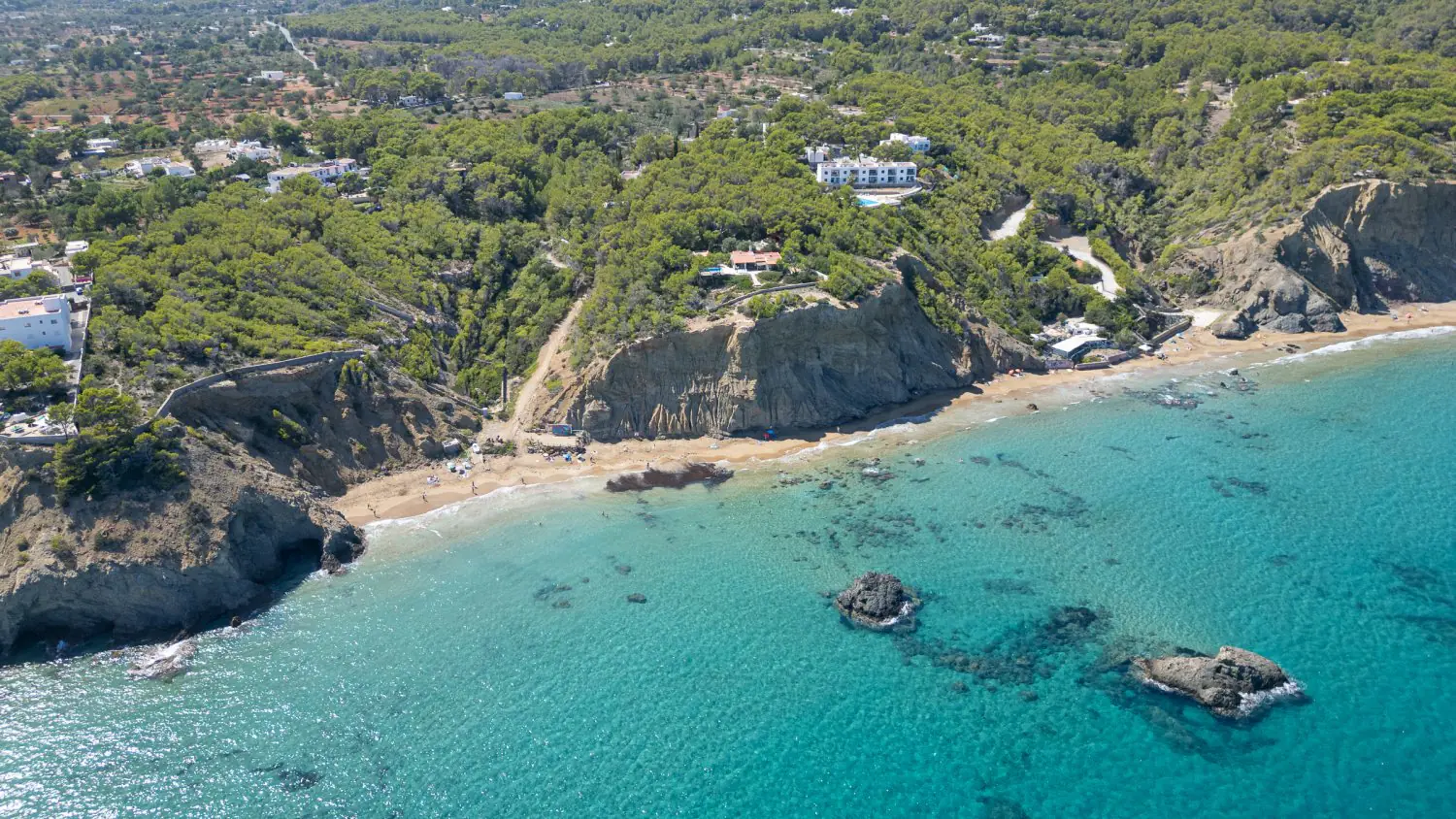 aigues blanques ibiza 07 Plage d'Aigües Blanques et ses rochers, vue des hauteurs