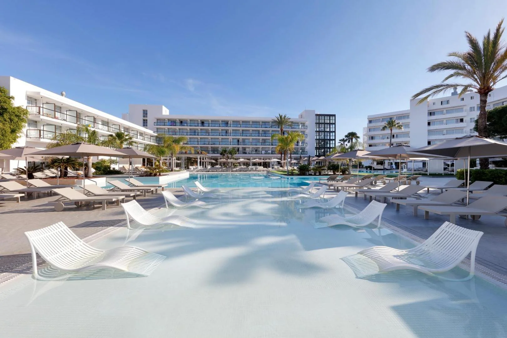 aluasoul ibiza es canar piscine piscine et transats immergés de l'AluaSoul Ibiza à Es Canar
