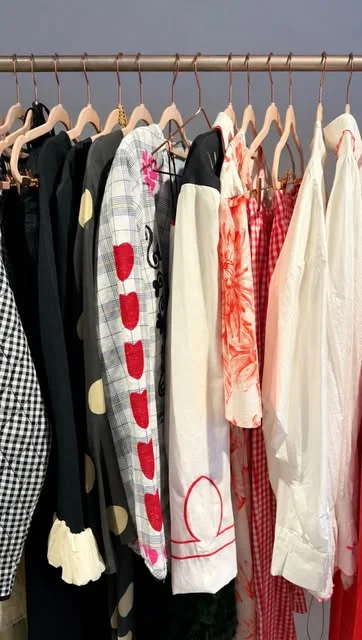 anais ibiza portant boutique Portant de vêtements colorés dans la boutique multimarque Anaïs à Ibiza