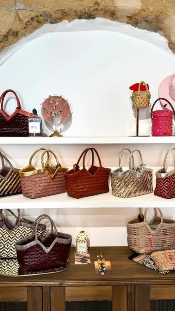 anais ibiza sacs paniers Sacs et paniers tressés exposés sur les étagères d'Anaïs Ibiza