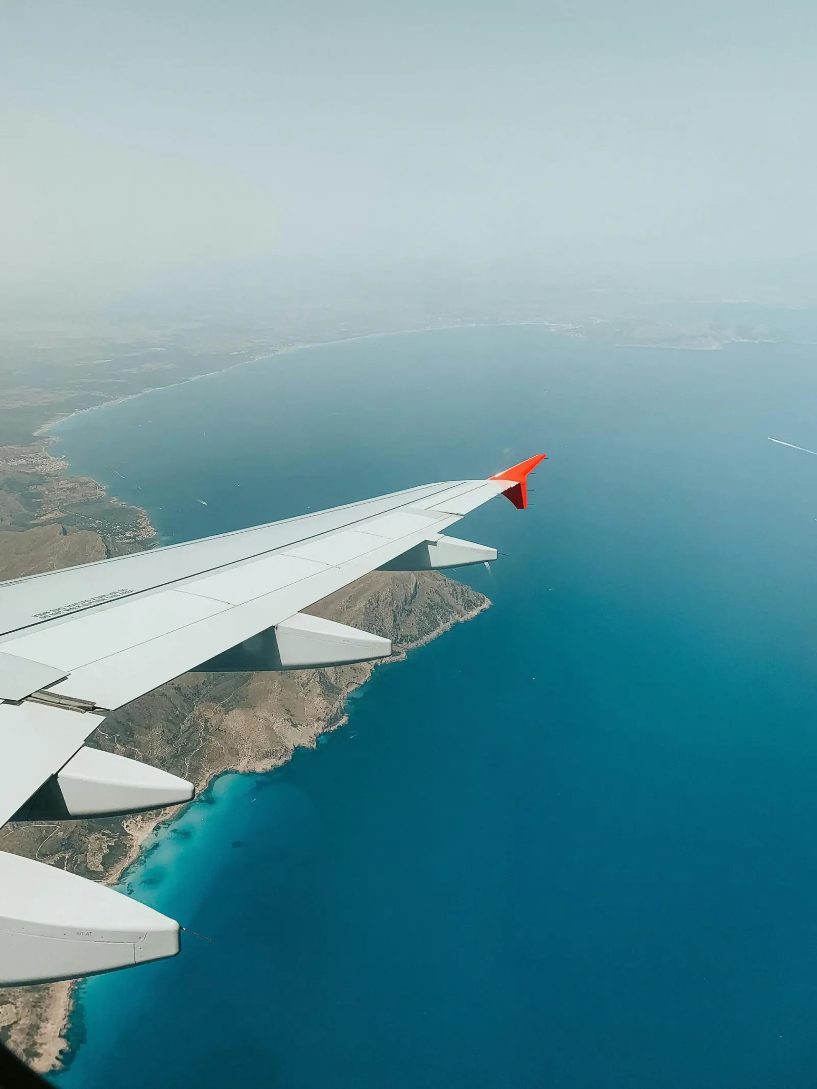 Aile d'avion au-dessus de la côte d'Ibiza