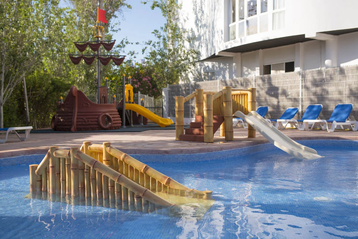 azuline bergantin ibiza piscine enfants piscine et aire de jeux pour enfants de l'azuLine Hotel Bergantin