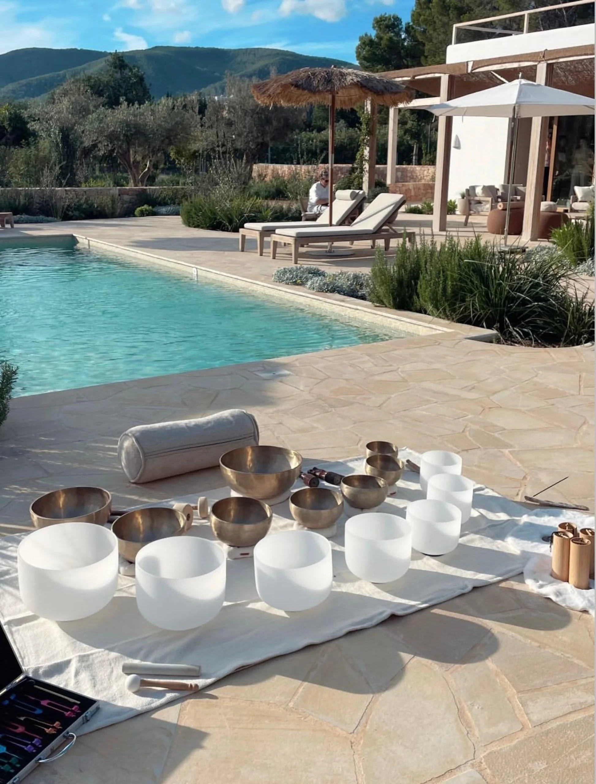 bols chantants cristal retraite ibiza Bols de cristal et bols chantants au bord de la piscine d'une villa de retraite à Ibiza