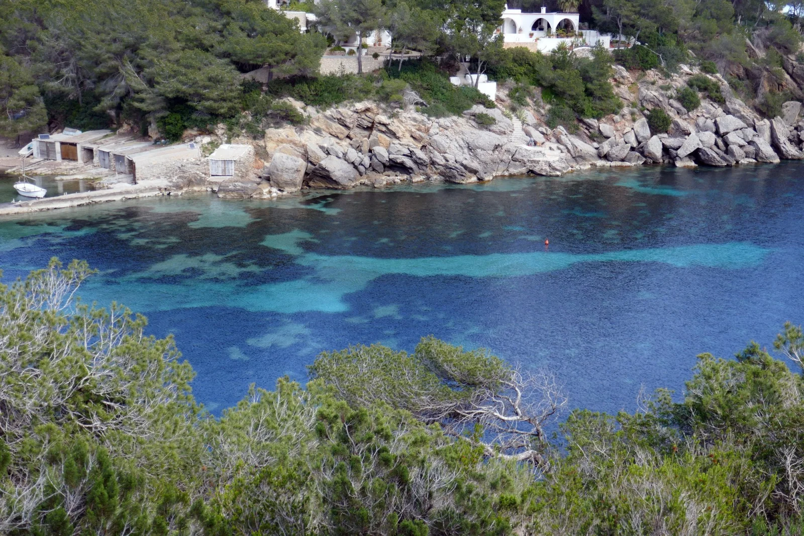 cala mastella ibiza Cala Mastella à Ibiza : eau turquoise, hangars à barques de pêcheurs et pinède