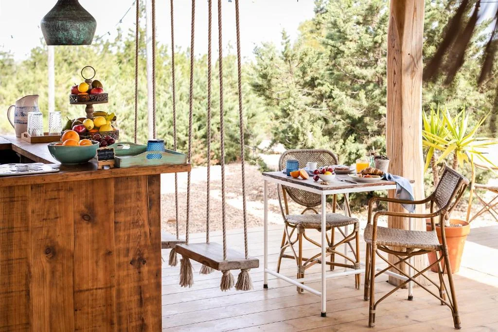 canta retreats formentera terrasse petit dejeuner Terrasse en bois et petit-déjeuner du lieu de la retraite Canta Retreats à Formentera
