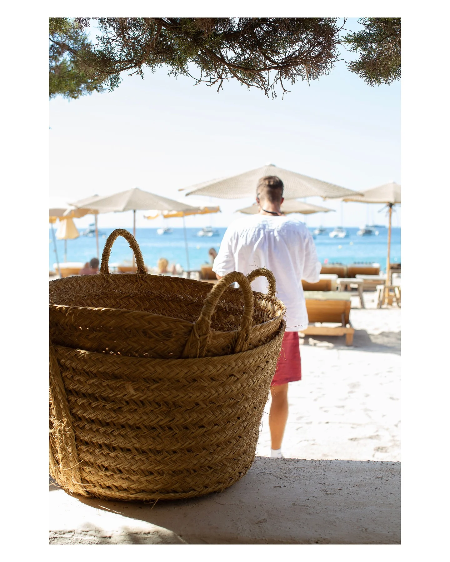 casa jondal ibiza plage panier Panier en osier sur la plage de Cala Jondal devant Casa Jondal