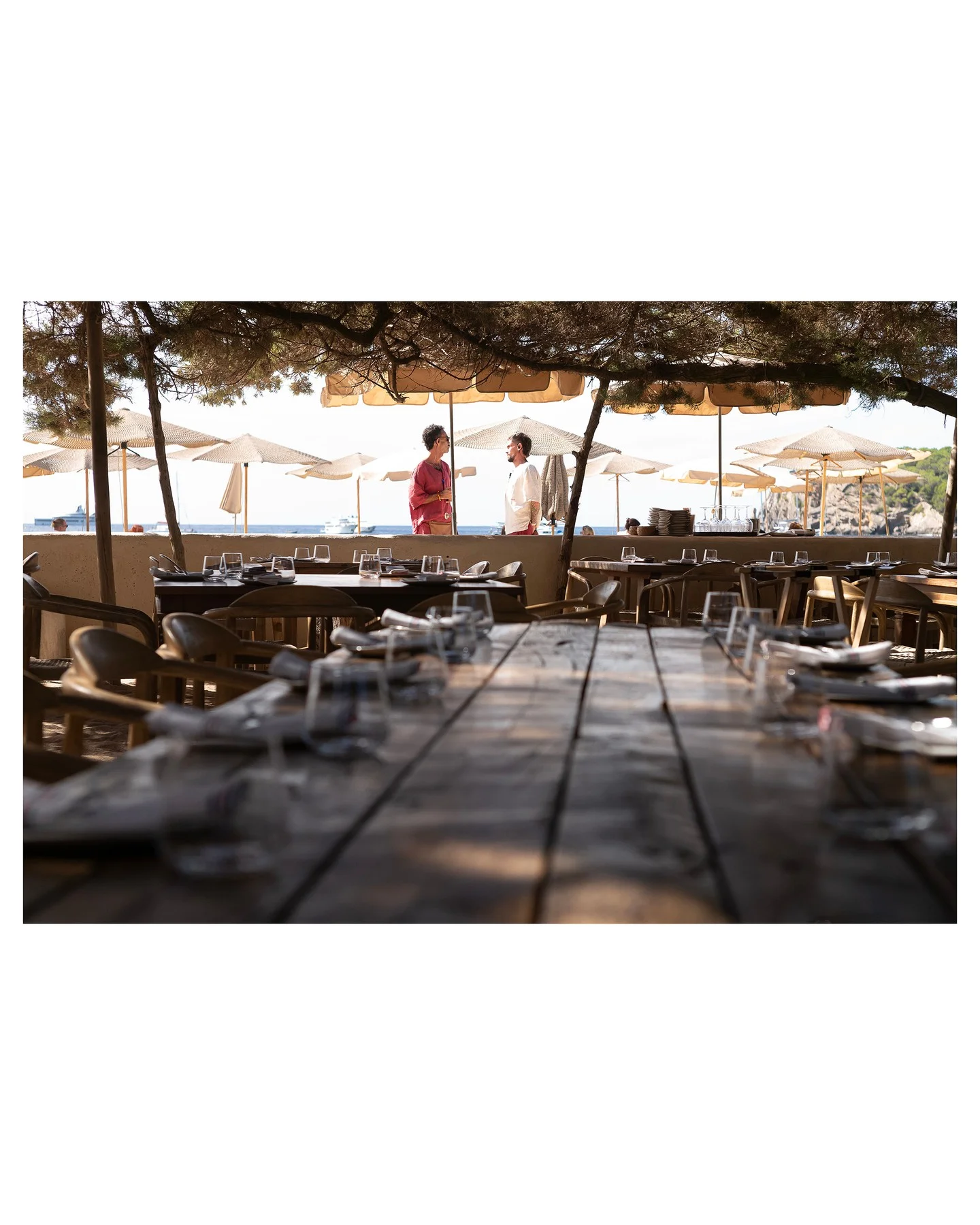casa jondal ibiza tables pins Grande table sous les pins de Casa Jondal, Cala Jondal