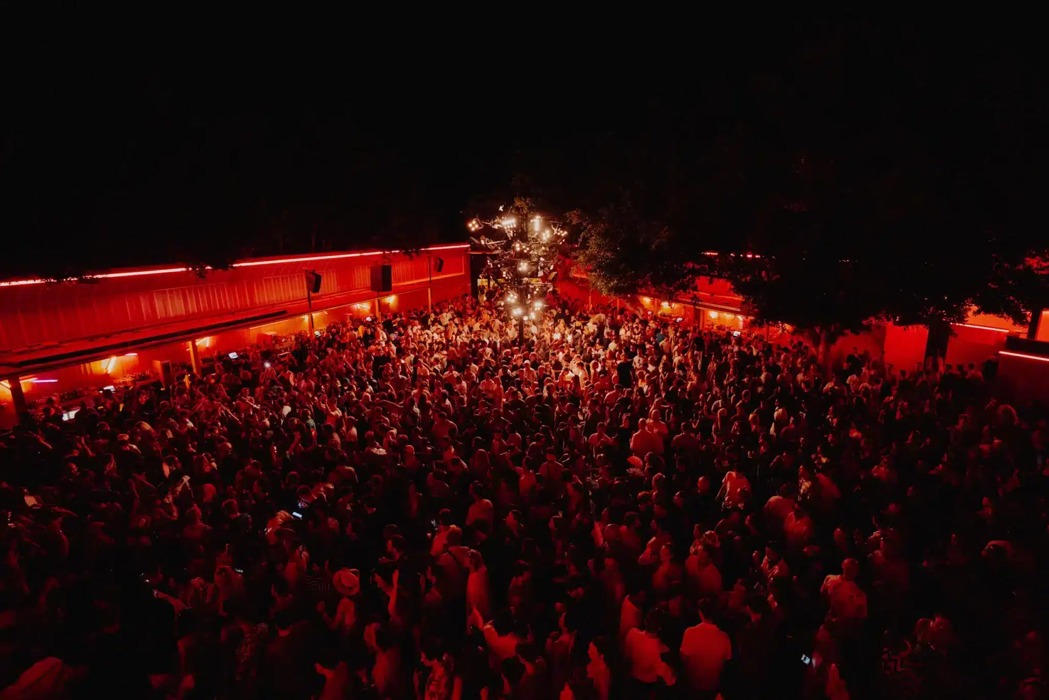 circoloco dc10 ibiza nouvel an Foule de nuit sous les lumières rouges du DC10 pendant une soirée Circoloco