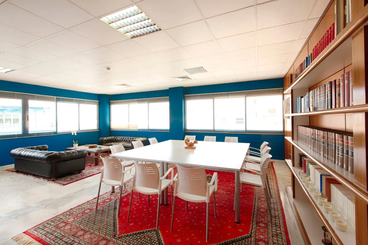 coworking ibiza business point salon Salon et grande table de réunion de Business Point Ibiza