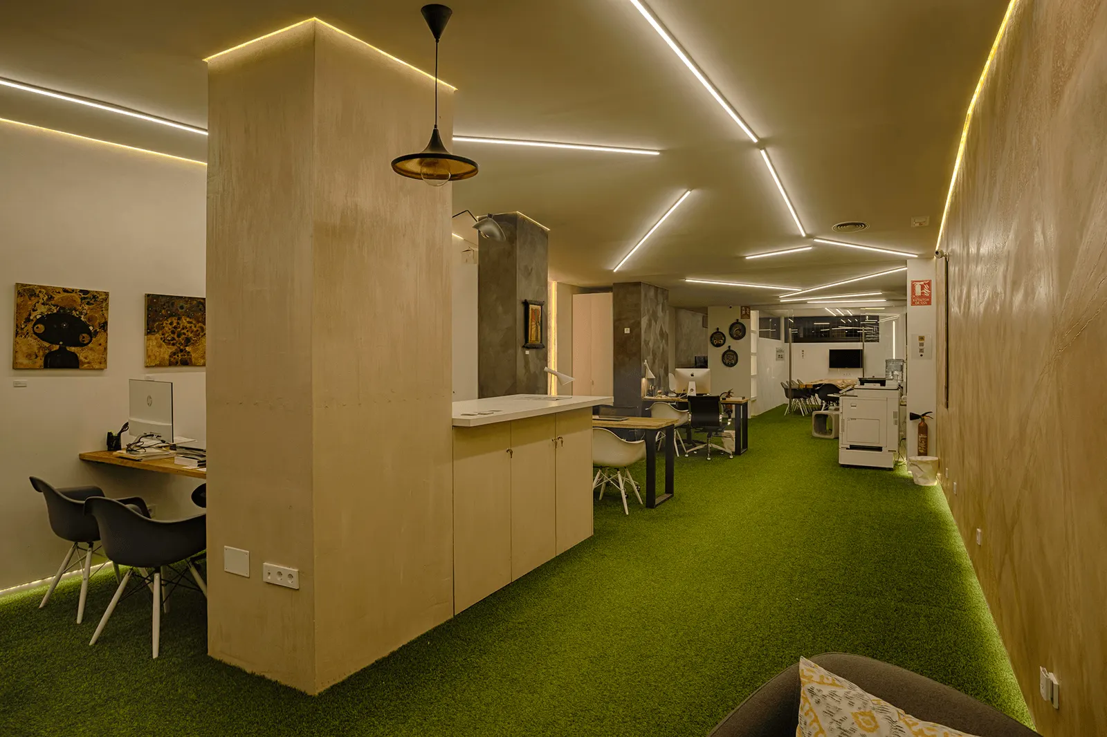 coworking ibiza cowork group espace travail Espace de travail et cuisine d'Ibiza Cowork Group, rue Sant Cristòfol
