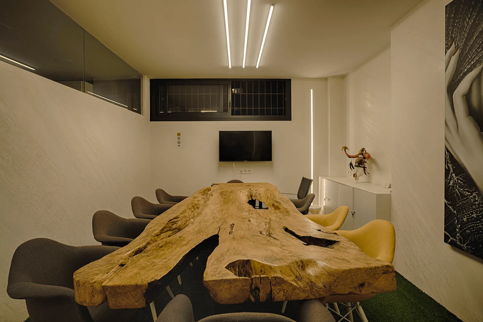 coworking ibiza cowork group salle reunion Salle de réunion avec table en bois brut chez Ibiza Cowork Group