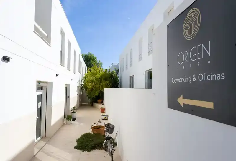 coworking ibiza origen entree Entrée et enseigne du coworking Origen Ibiza, Carrer de s'Illa Plana