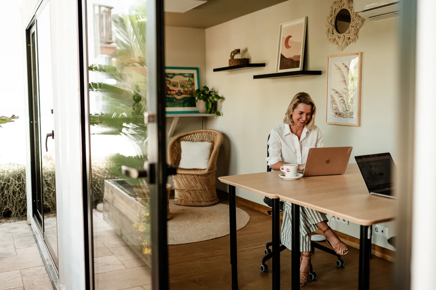 coworking ibiza thehub bureau Poste de travail ouvert sur le jardin chez theHUB Ibiza