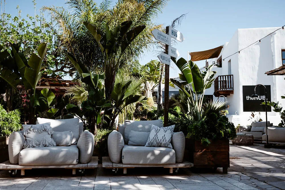 coworking ibiza thehub jardin Jardin et salon extérieur de theHUB Ibiza à Jesús