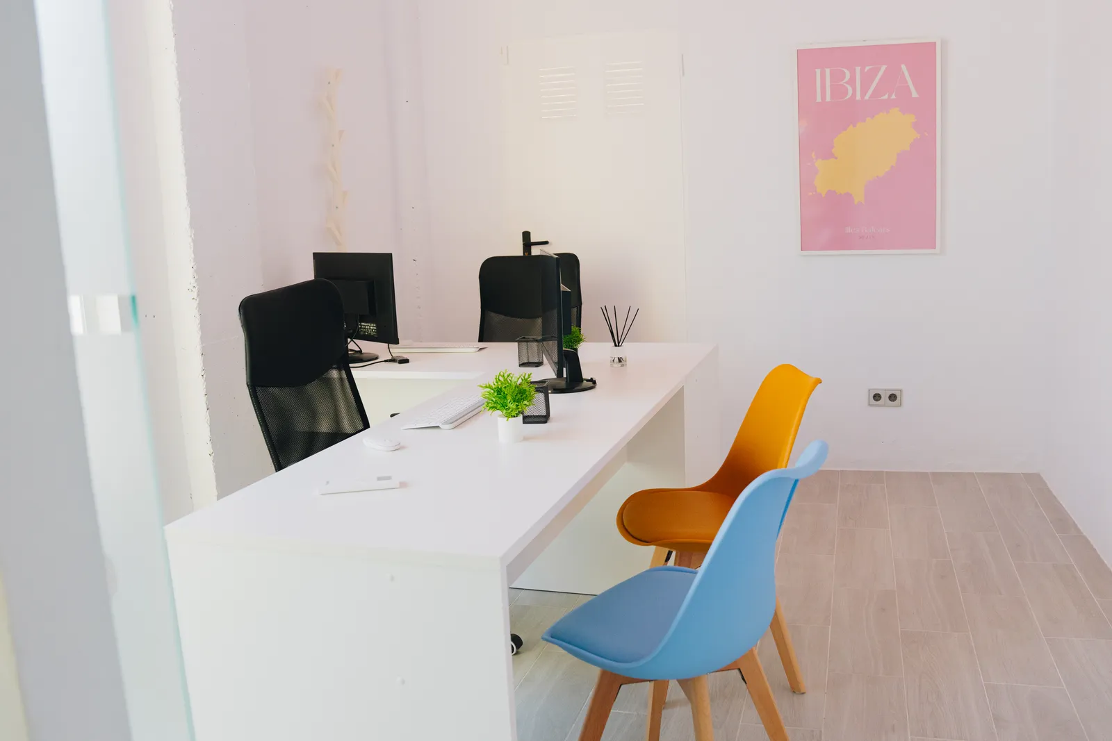 coworking san antonio postes travail Postes de travail du Coworking San Antonio, Ibiza