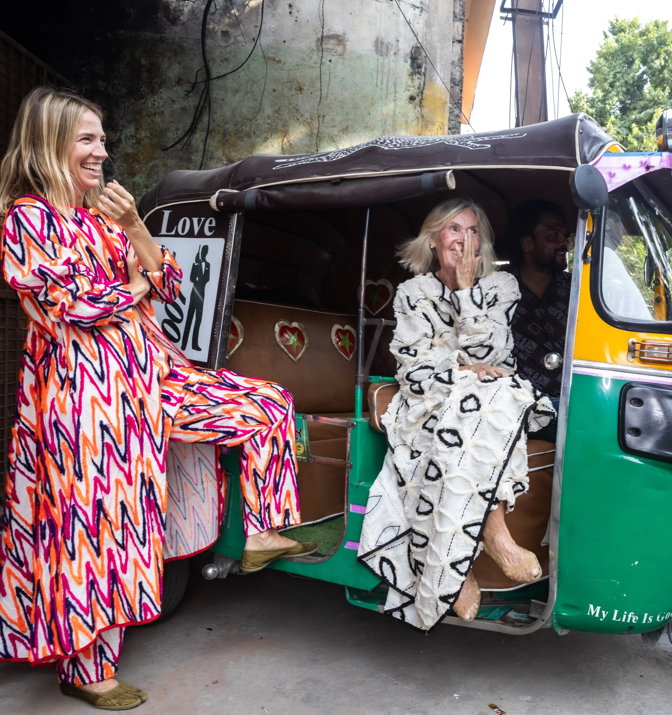 dipinca ibiza ensembles imprimes Ensembles imprimés Dipinca portés devant un tuk-tuk à Ibiza