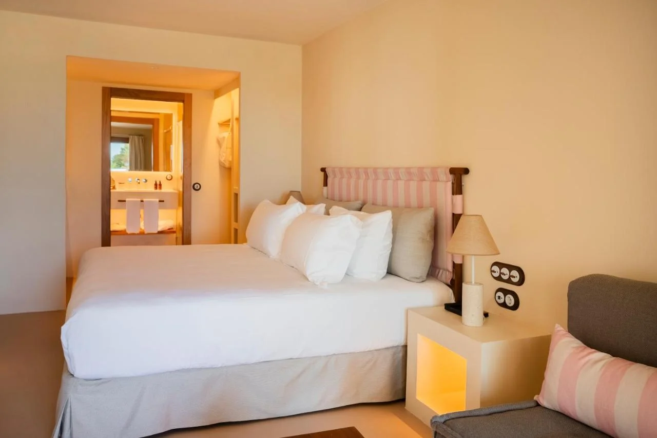 Chambre double du Dunas de Formentera aux tons beige et blanc
