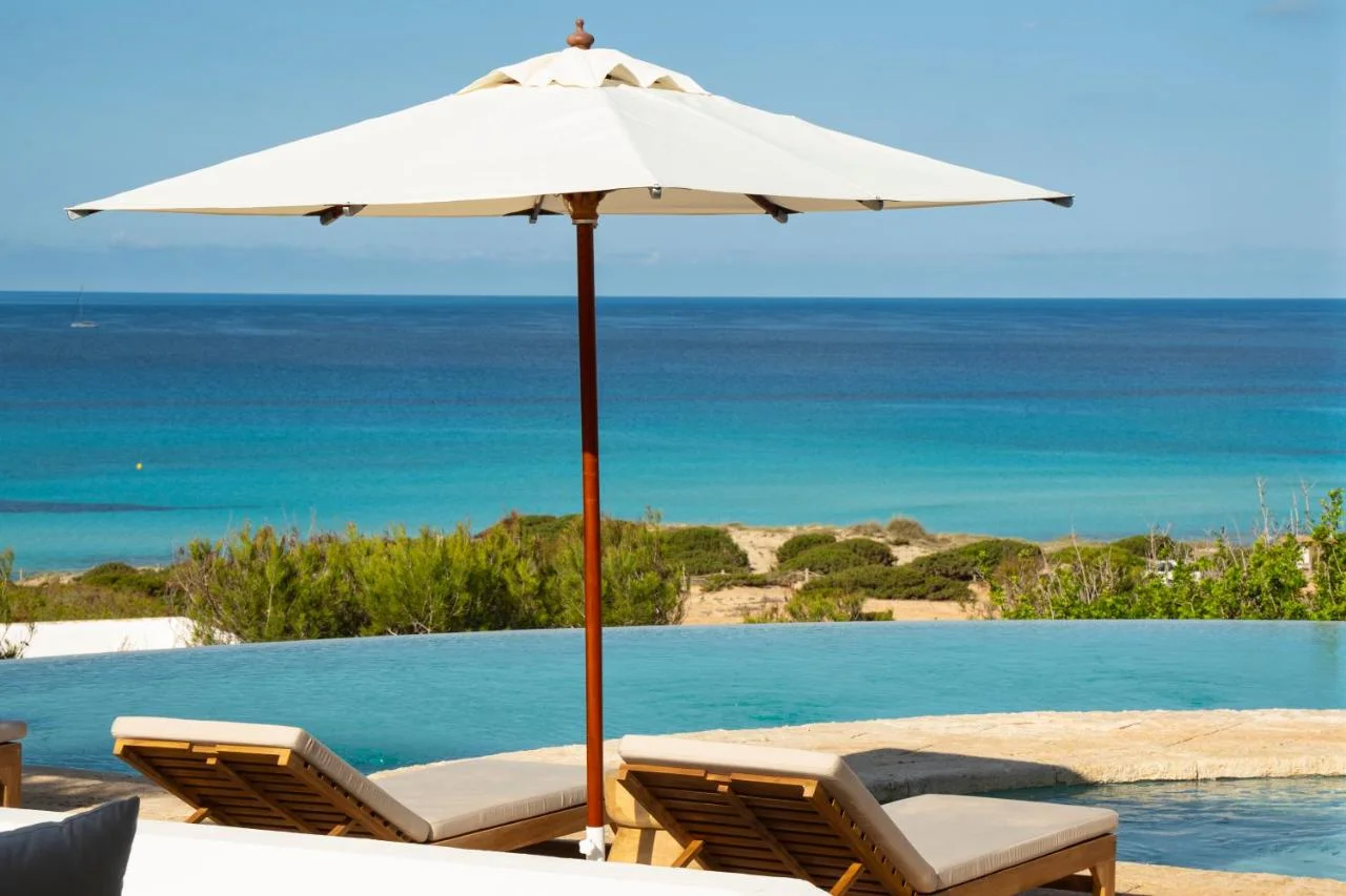 Parasol et piscine du Dunas de Formentera avec vue sur la Méditerranée