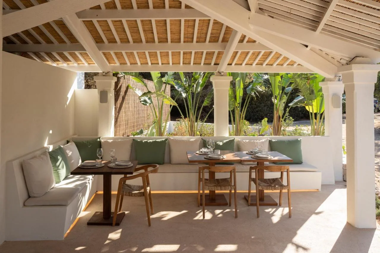 Salle du restaurant du Dunas de Formentera, banquettes et bois clair