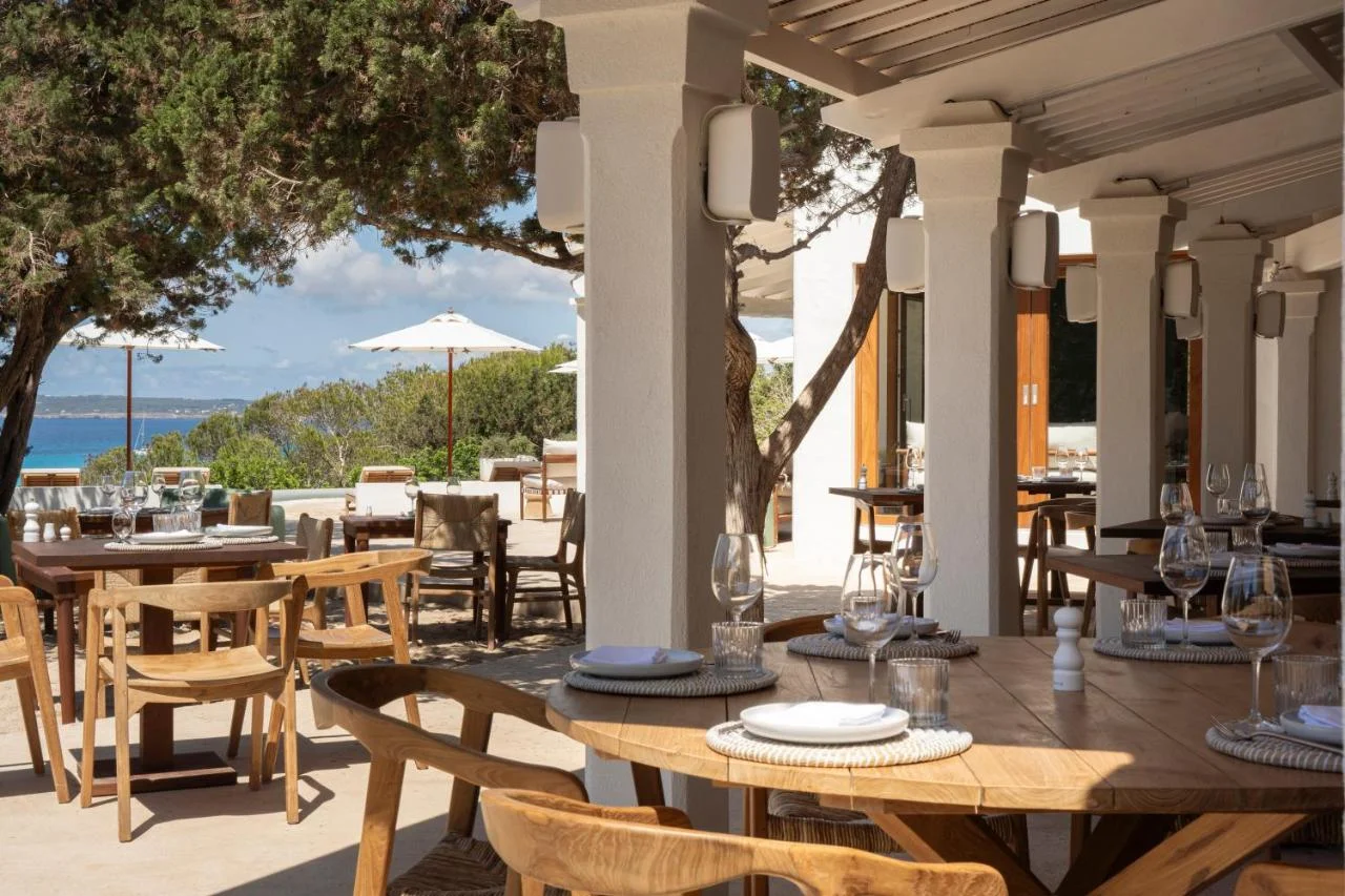 Terrasse du restaurant du Dunas de Formentera sous les pins, vue sur la mer