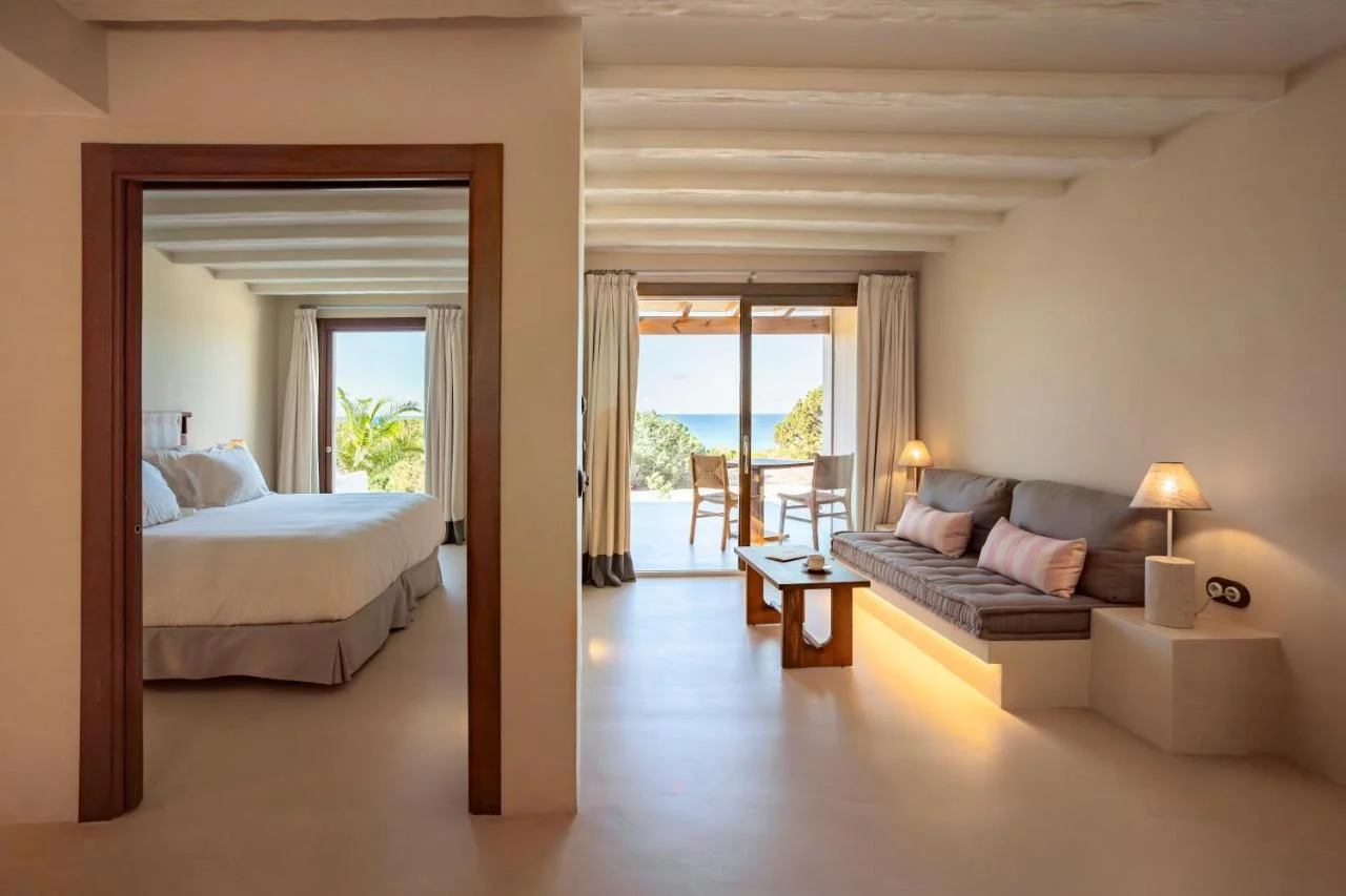 Suite du Dunas de Formentera avec salon ouvert sur la terrasse