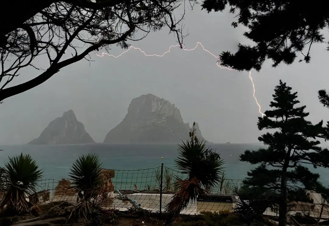 Éclair au-dessus d'Es Vedrà pendant un orage à Ibiza