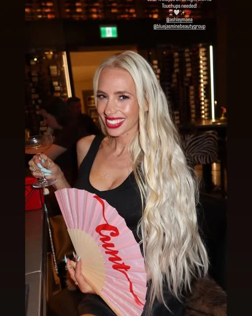 fantastico fans ibiza eventail cunty Cliente tenant un éventail rose imprimé de Fantastico Fans